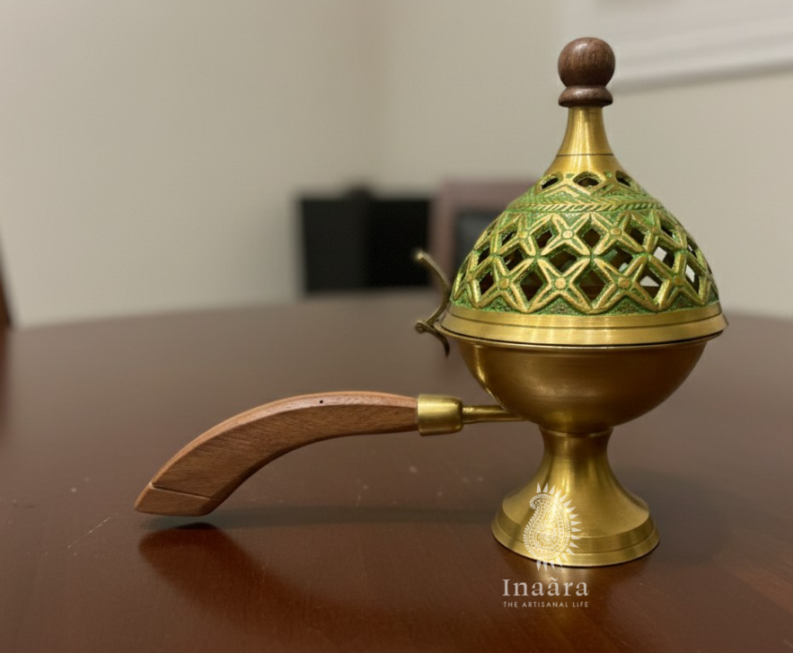مبخرة بمقبض خشبي