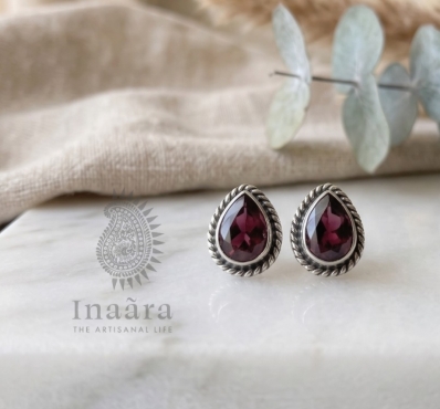 أقراط مسمارية بلون فضي مع كوارتز هيدرو – جمشت