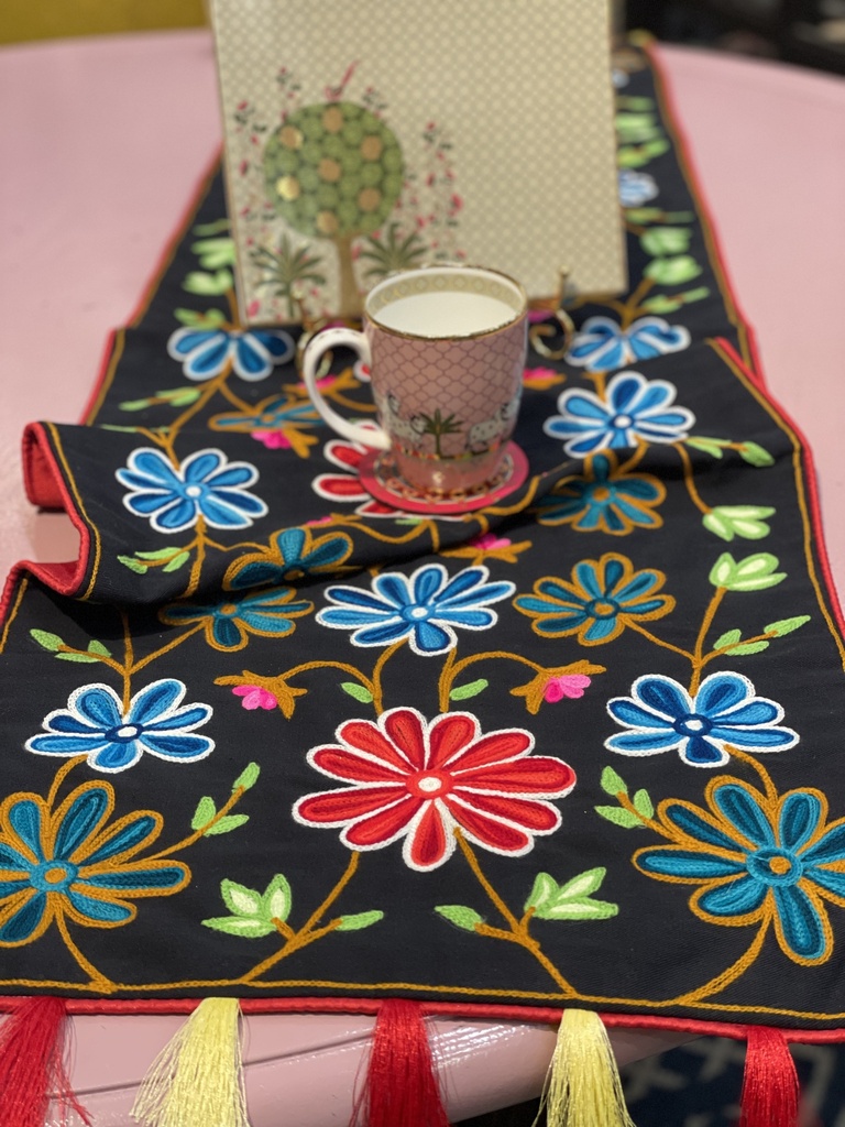 مفرش طاولة مطرَّز (39x149 سم)