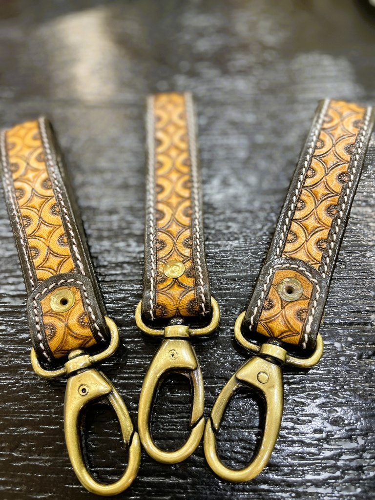 4 سلسلة مفاتيح جلدية منقوشة يدويًا