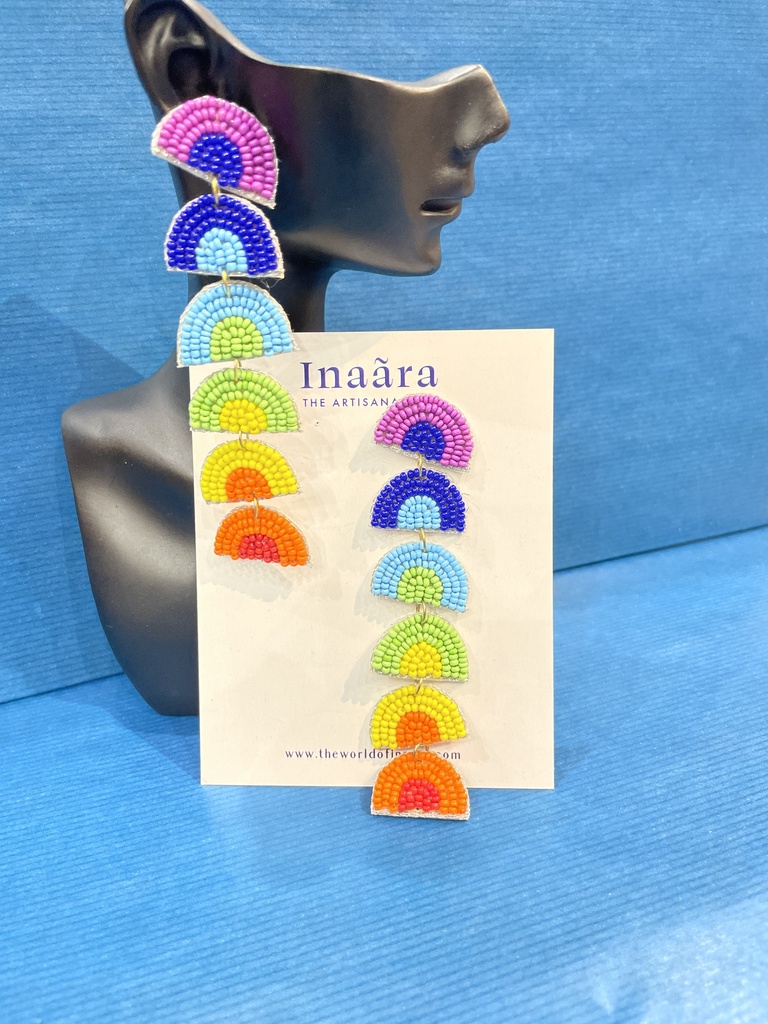 أقراط نصف دائرية مزينة بالخرز الملون بألوان قوس قزح