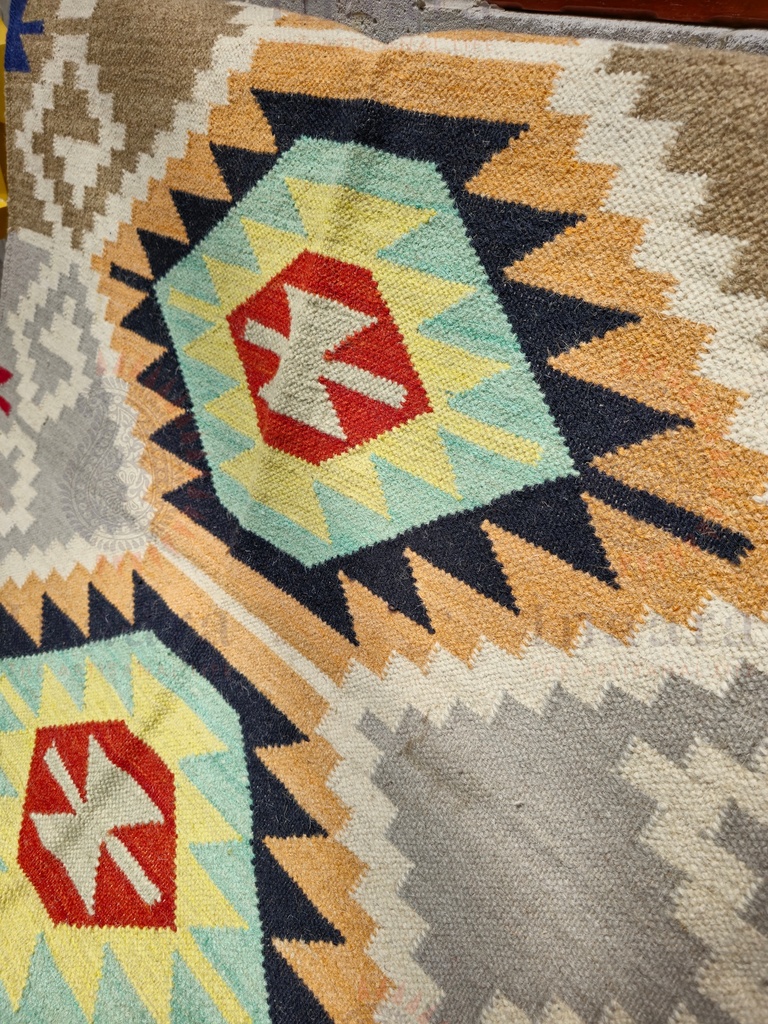 Geometric pattern Hand knotted rug(6x4 feet)
