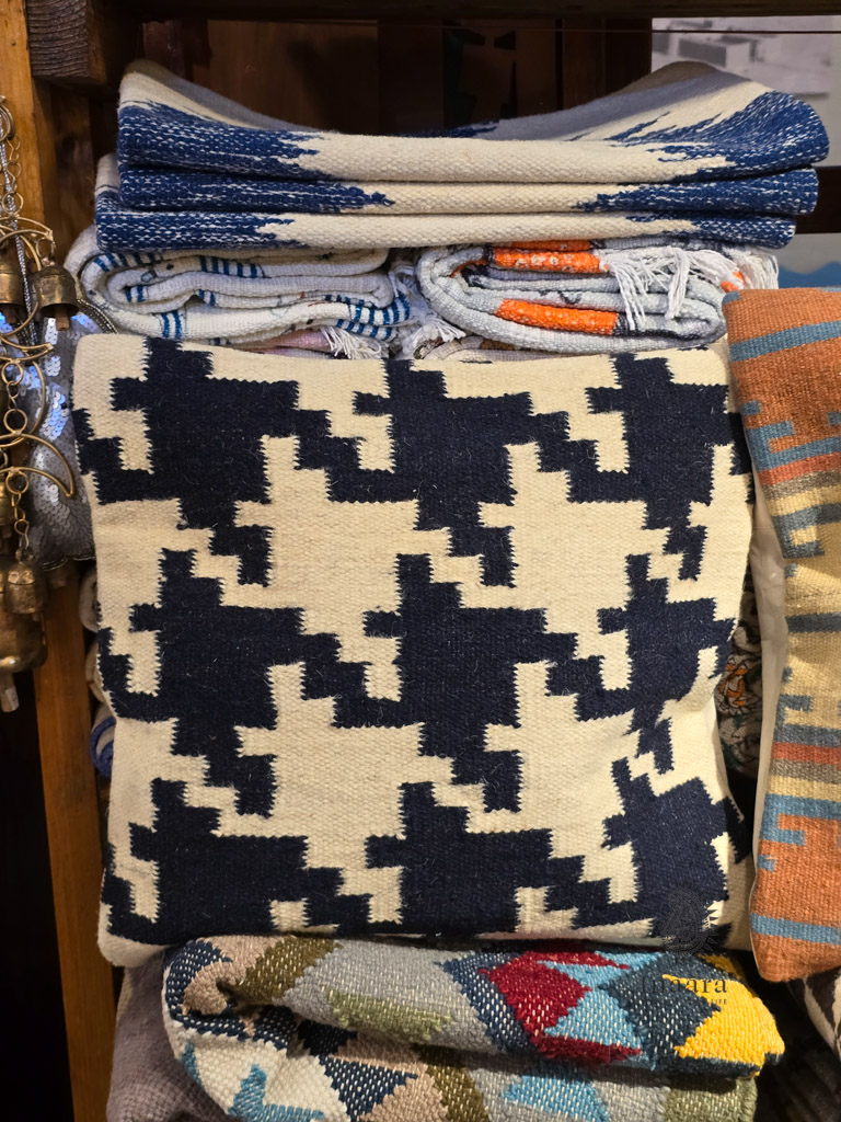 Hand woven cushion cover (Single piece)