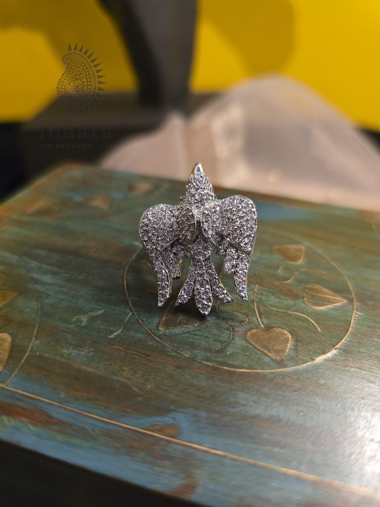 Saker Finger Ring