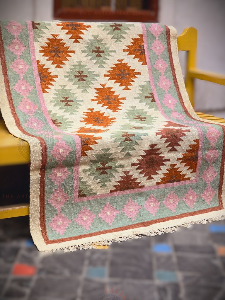 Geometric pattern Hand knotted rug(6x4 feet)