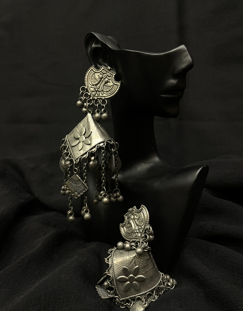 Oxidized Silver-Toned Ear w/Blue Stones&Pearls (copy)