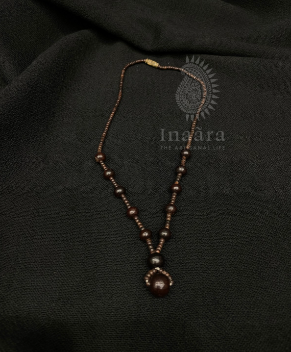 قلادة خرز بلون الكاكاو البني