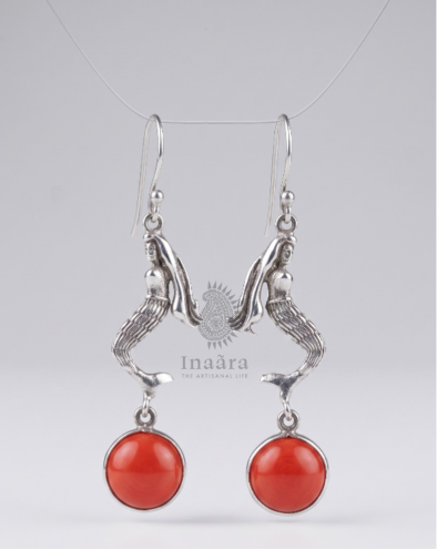 [earrings,bindiya,jewellery] أقراط متدلية بتصميم حورية البحر الفضية – أحمر.