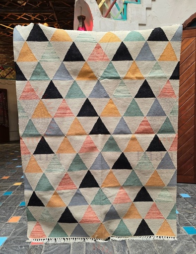 [inaara_sp00504] Pyramids Handwoven Rugs - Black Triangles
