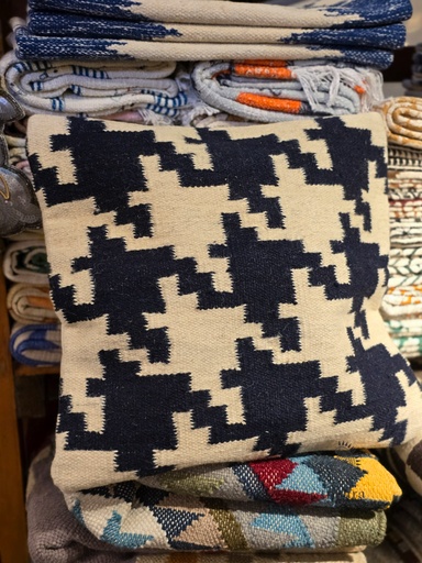[inaara_sp00278] Hand woven cushion cover (Single piece)