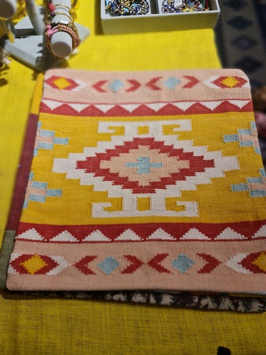 [inaara_sp00274] Hand woven cushion cover (Single piece)