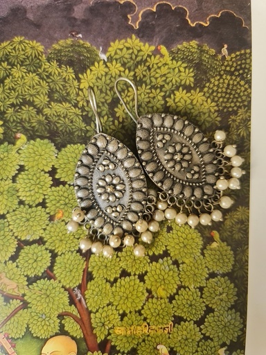 [inaara_sp00617] Silver tone brass earrings