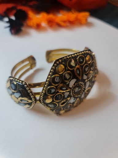 [inaara_sp00672] Tibetian Mother of Pearl Cuff