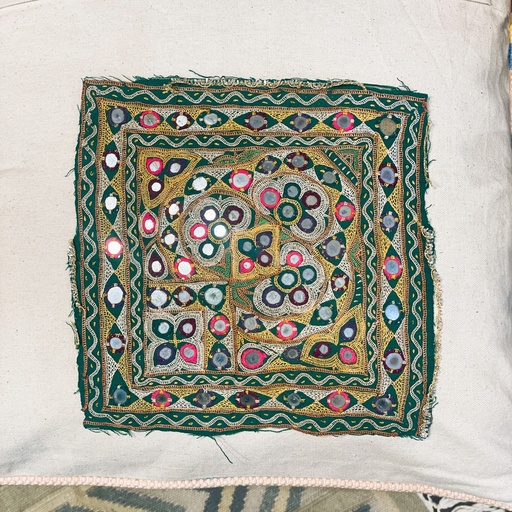 رقعة تطريز قبلية عتيقة مصنوعة يدويًا