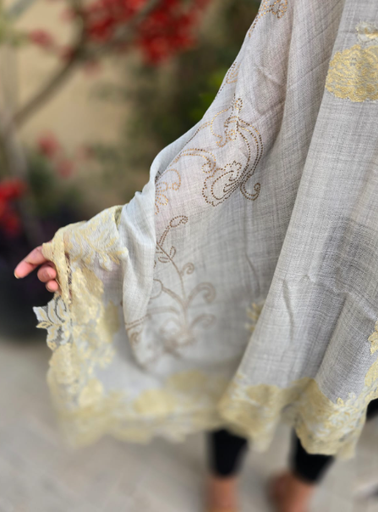 شال كشميري مزخرف بتطبيق دانتيل وزينة أحجار الراين - بيج
