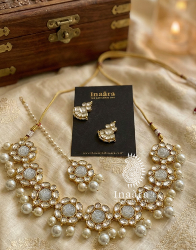GoldToned Kundan&Pearl Set w/MaangTikka