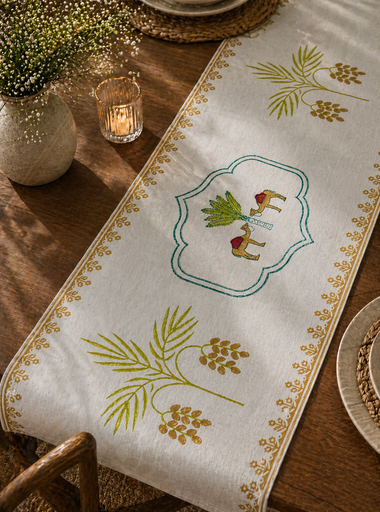 مفرش طاولة طويل من مجموعة كارافان